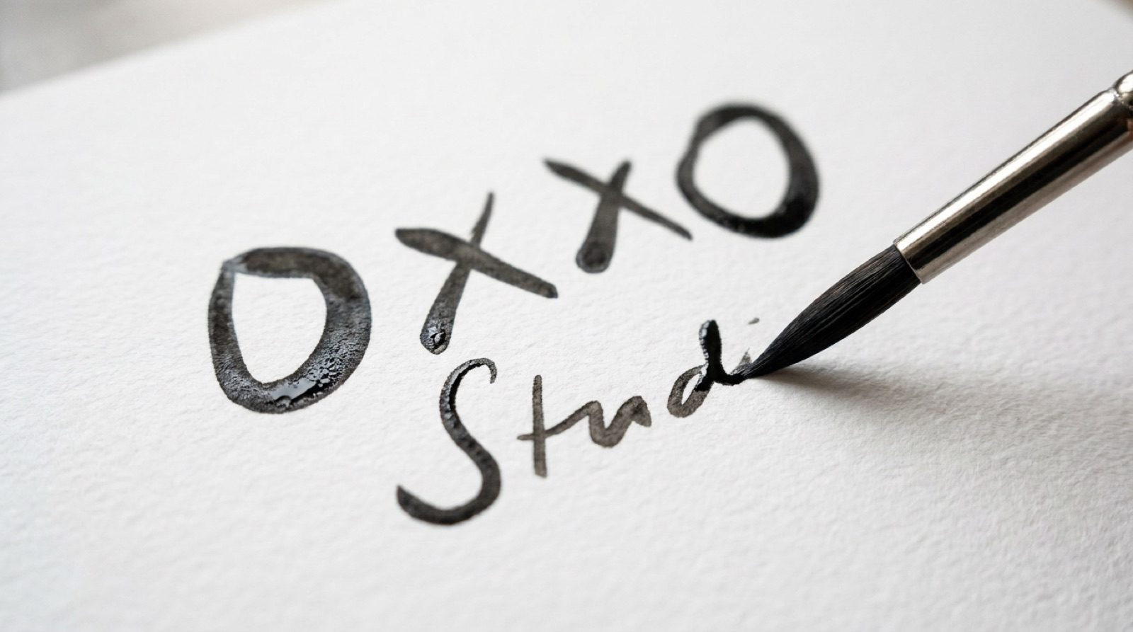 OXXO Studio — signature peinte au pinceau